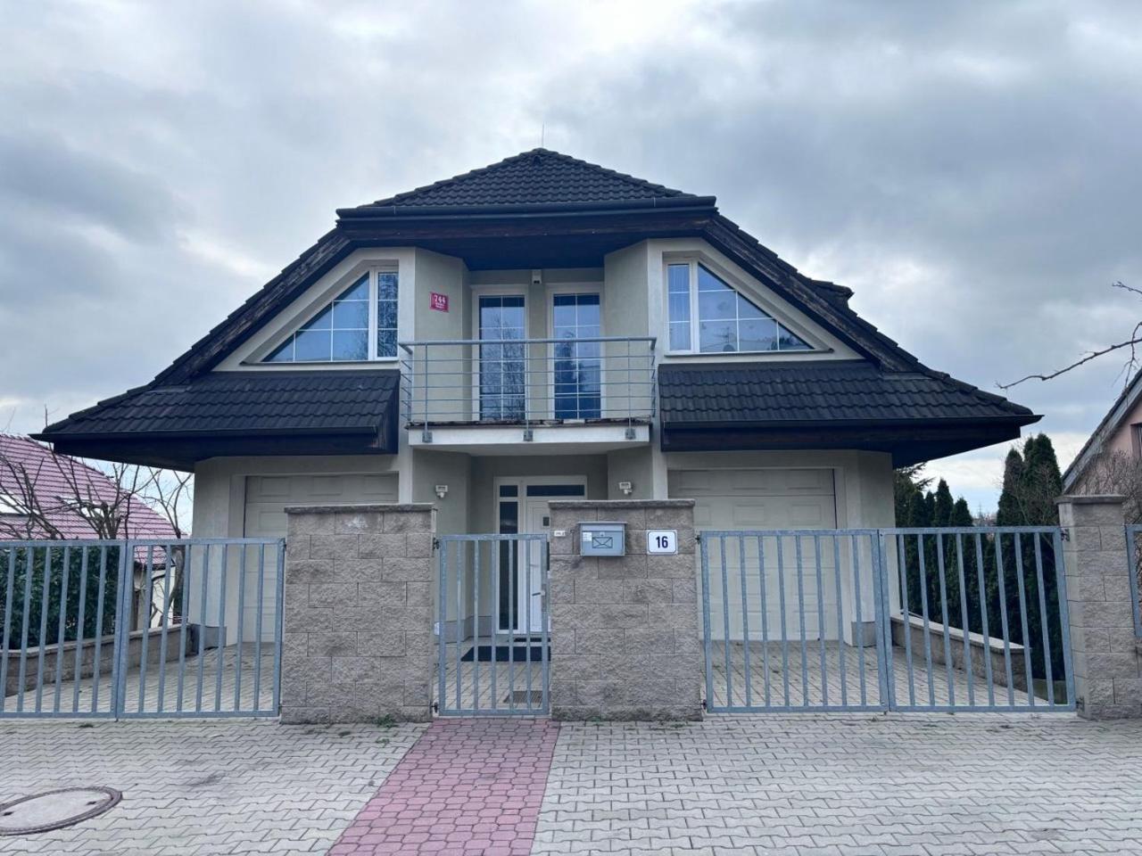 Diamondvilla, 4 Bedroom Apartment, Garden & Prag