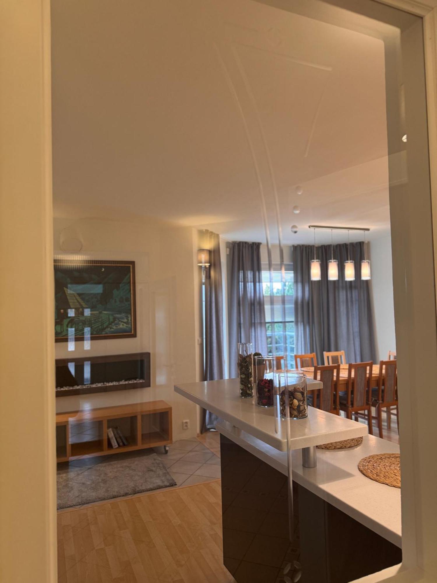 Lejlighed Diamondvilla, 4 Bedroom Apartment, Garden & *