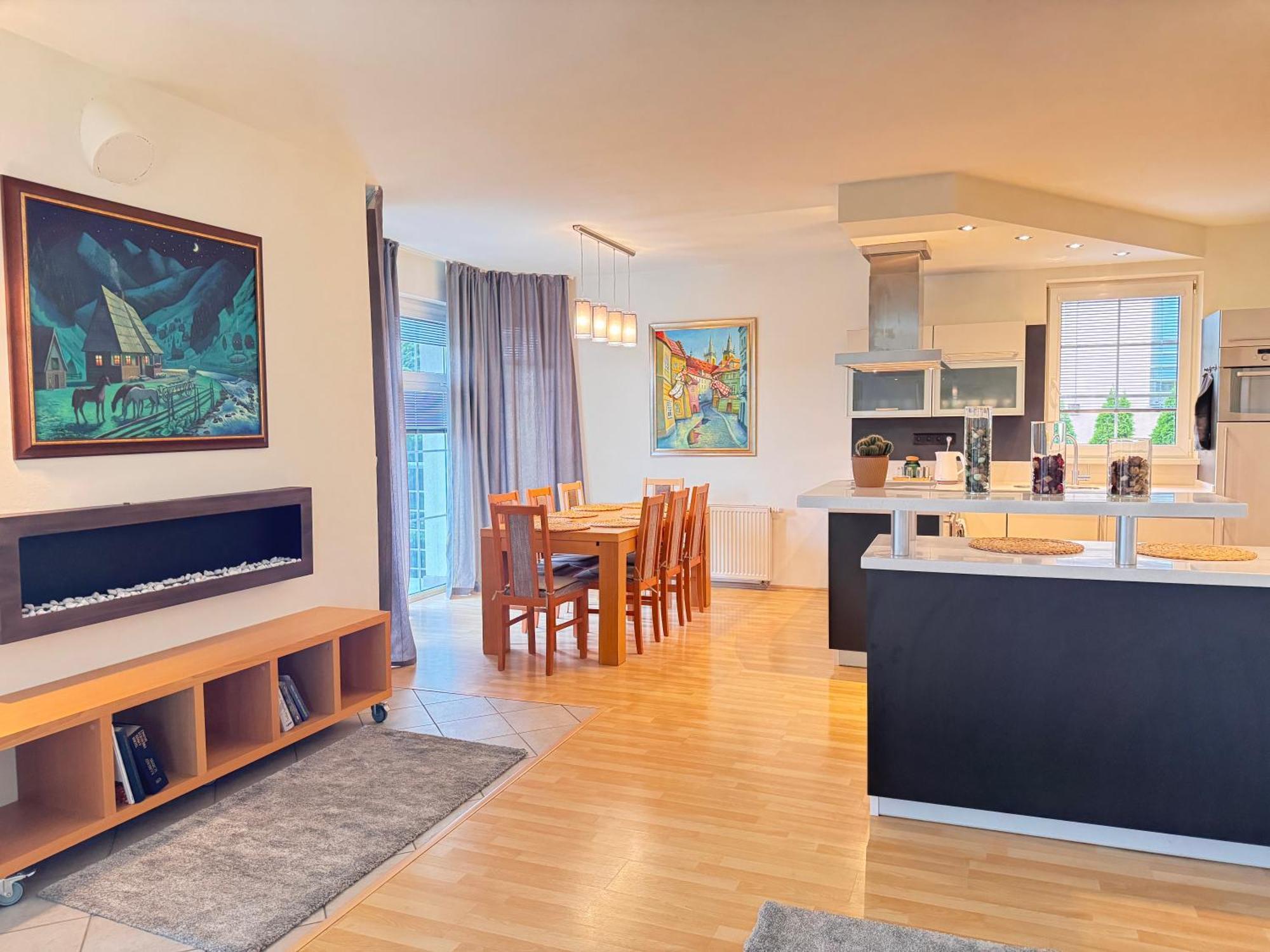 Lejlighed Diamondvilla, 4 Bedroom Apartment, Garden & *