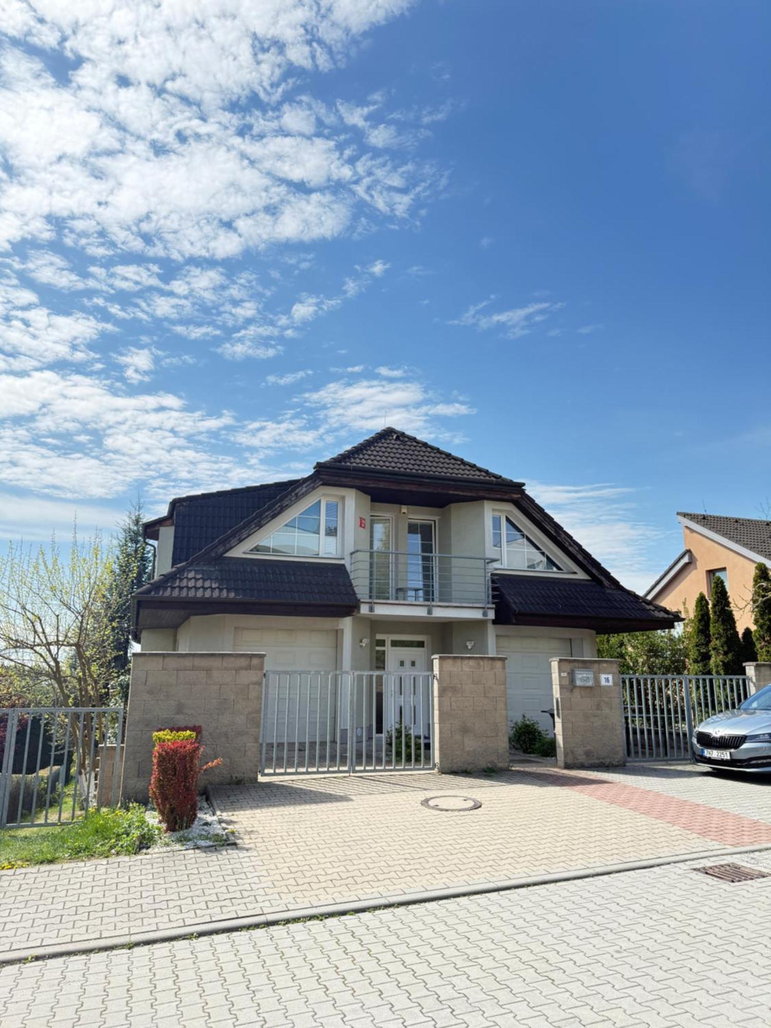 Diamondvilla, 4 Bedroom Apartment, Garden & Prag