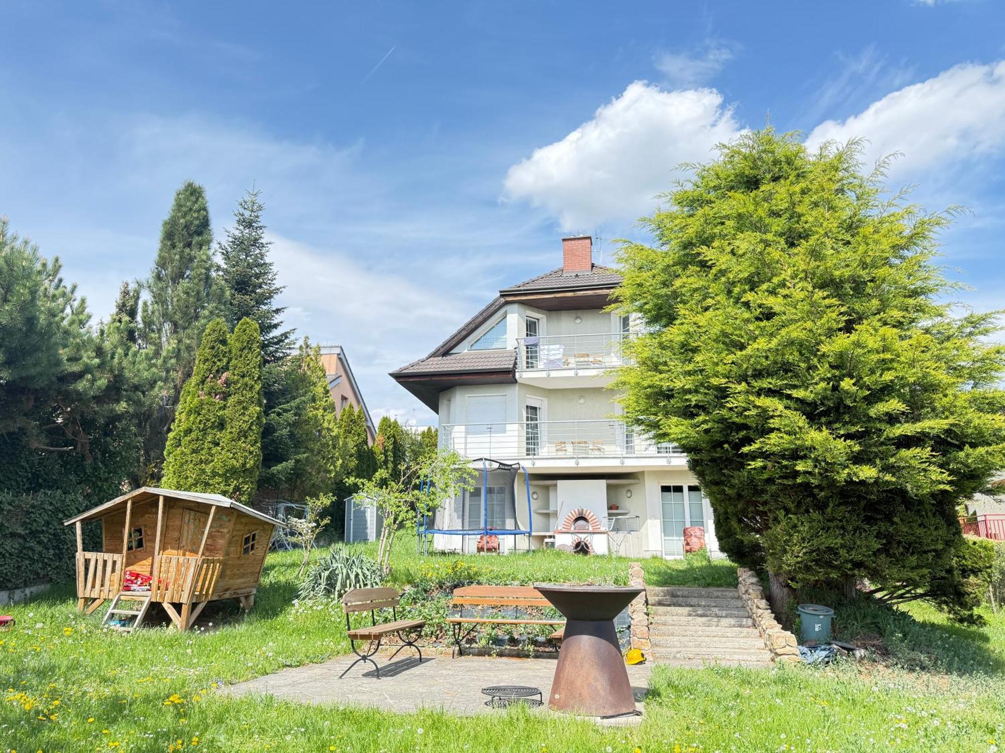Lejlighed Diamondvilla, 4 Bedroom Apartment, Garden &